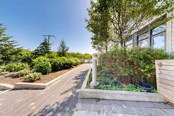 Innisfil, ON L9S 0M1,233 Broward WAY #10