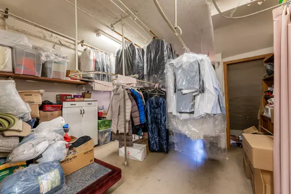 Toronto W02, ON M6S 3Z2,262 Jane ST