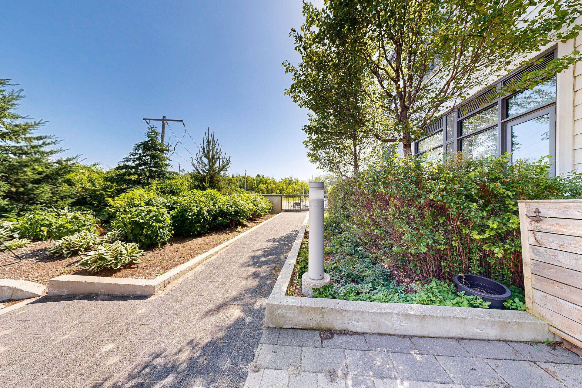 Innisfil, ON L9S 0M1,233 Broward WAY #10