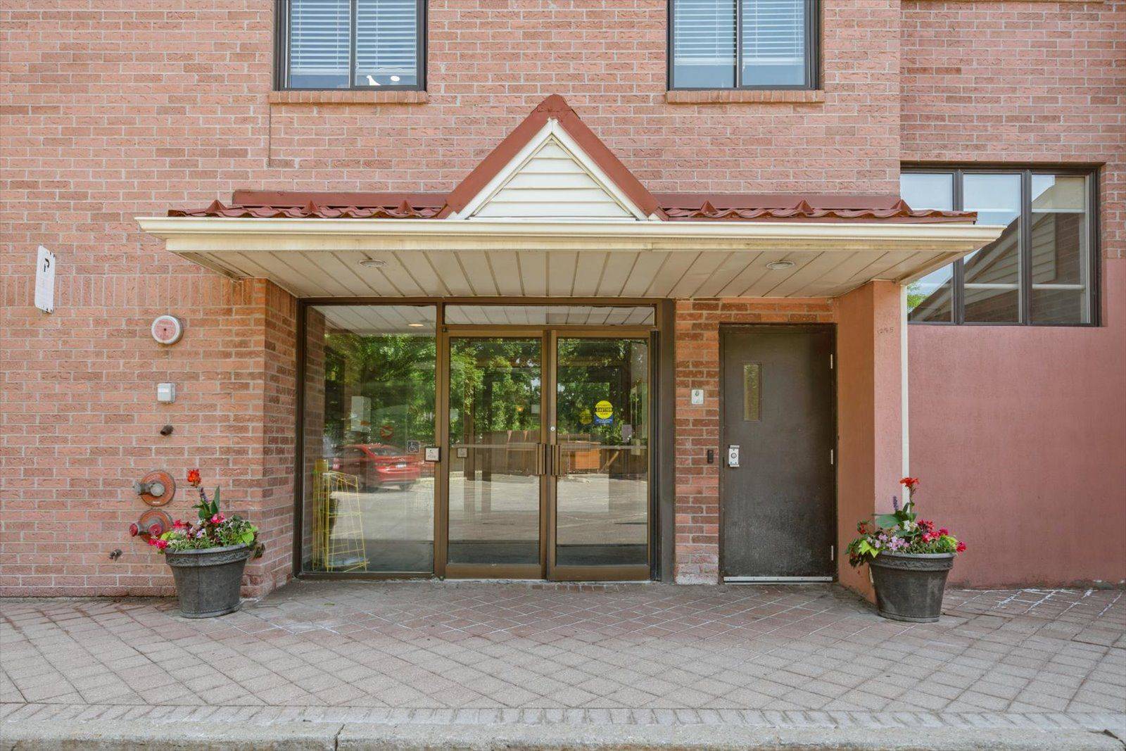 Mississauga, ON L5C 3J3,1275 Cornerbrook PL #208