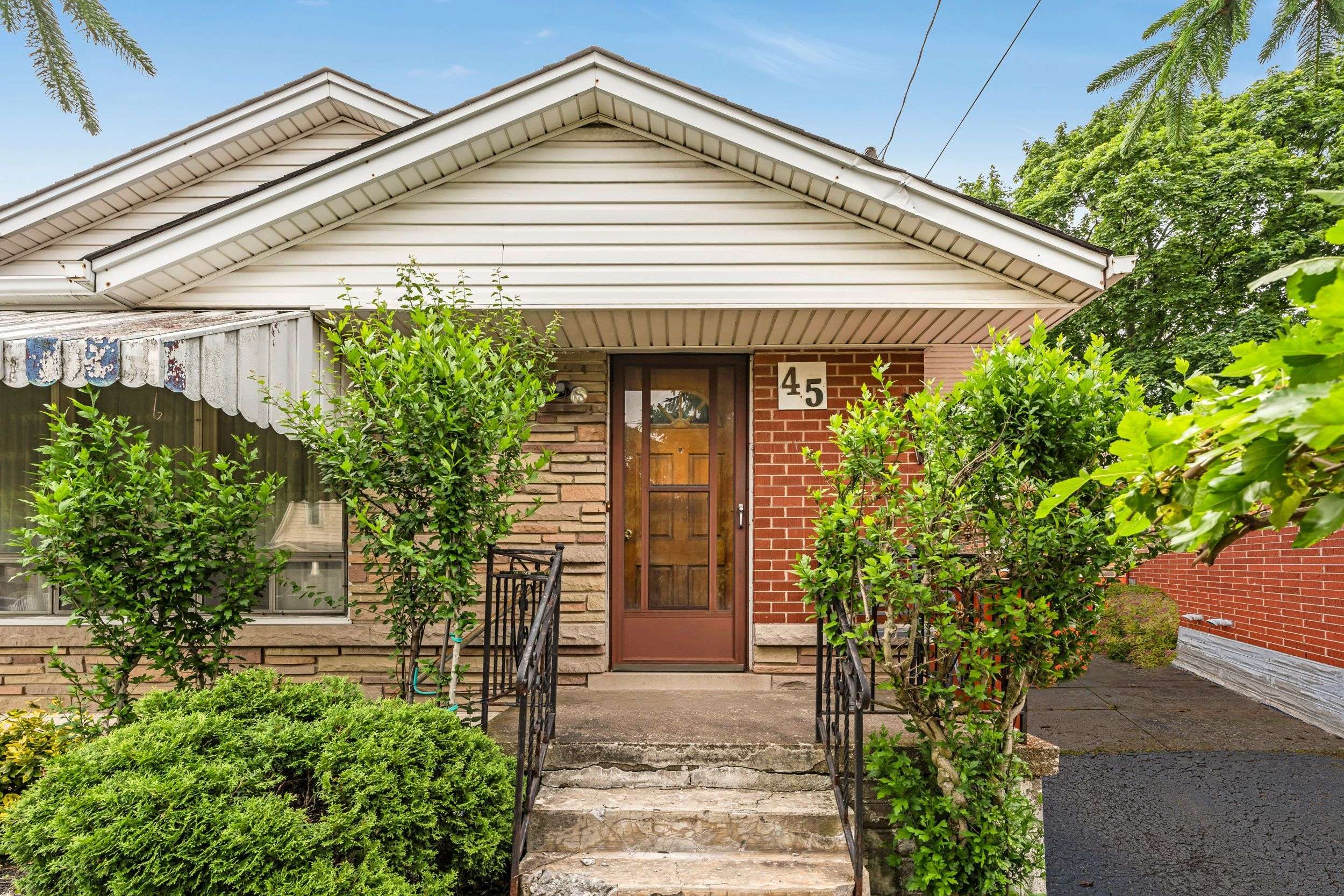 Hamilton, ON L9A 4L9,45 East 17th ST E