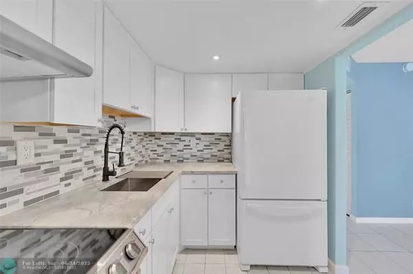 9121 Sunrise Lakes Blvd #113, Sunrise, FL 33322