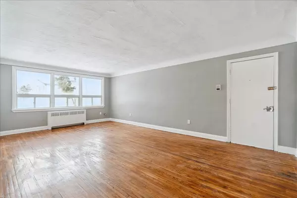145 North Service RD E #3, Oakville, ON L6H 1A3