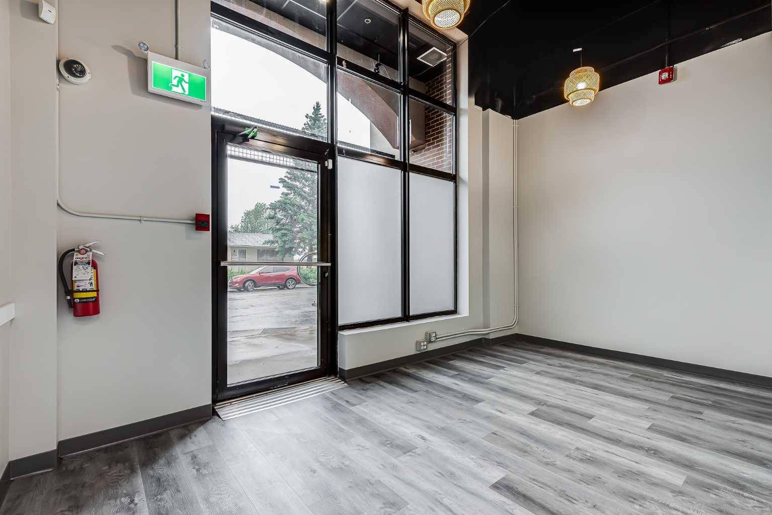 Calgary, AB T2A 1J3,5430 17 AVE SE #140