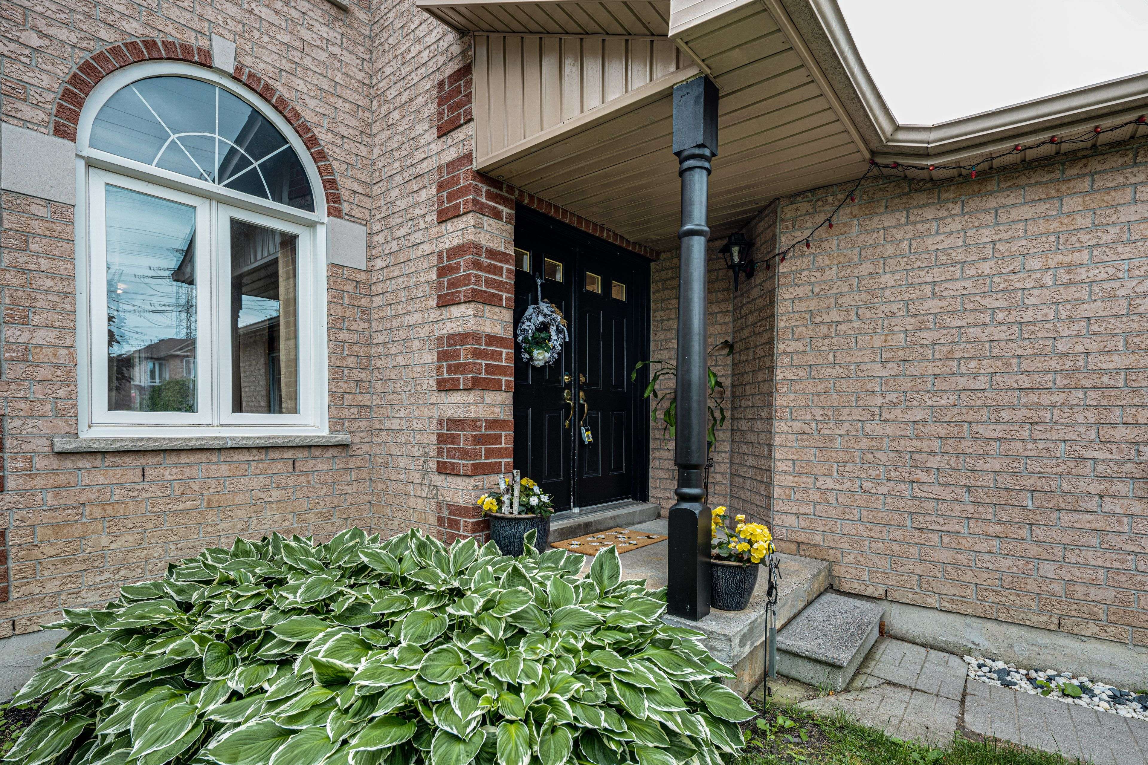 Pickering, ON L1X 2T7,1113 Gossamer DR