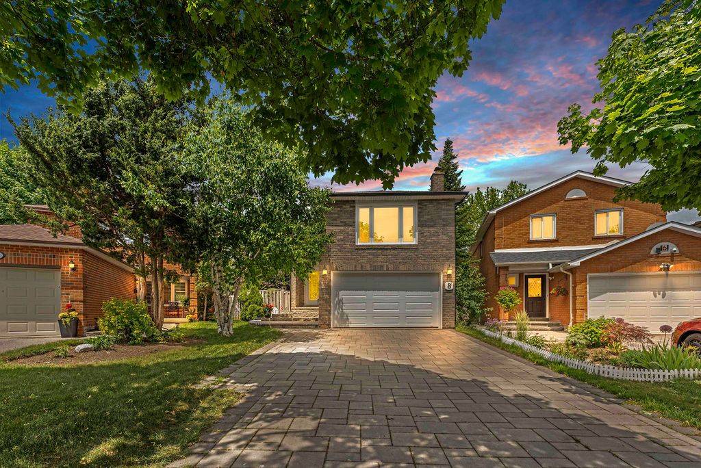 8 McNairn CT, Richmond Hill, ON L4C 5X1