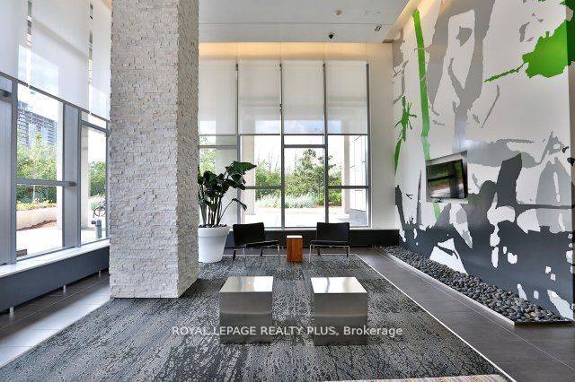 Mississauga, ON L5B 0G7,360 Square One DR #812