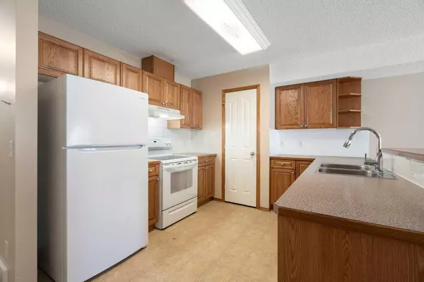 Calgary, AB T3J 5L1,73 Saddletree CT NE