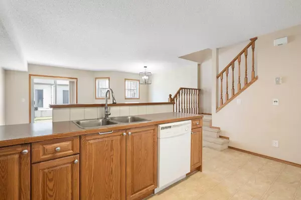 Calgary, AB T3J 5L1,73 Saddletree CT NE