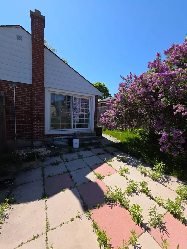 Oshawa, ON L1H 3Y3,116 Southlawn AVE #Main