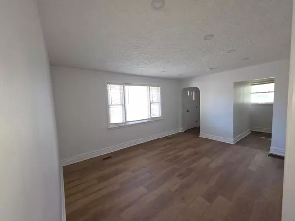Oshawa, ON L1H 3Y3,116 Southlawn AVE #Main