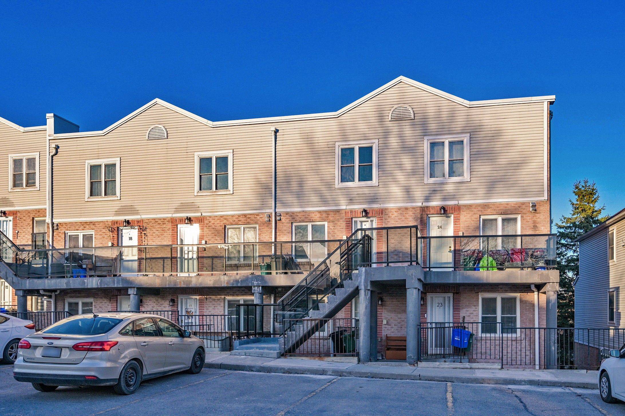 Newmarket, ON L3Y 8J2,115 Main ST S #22