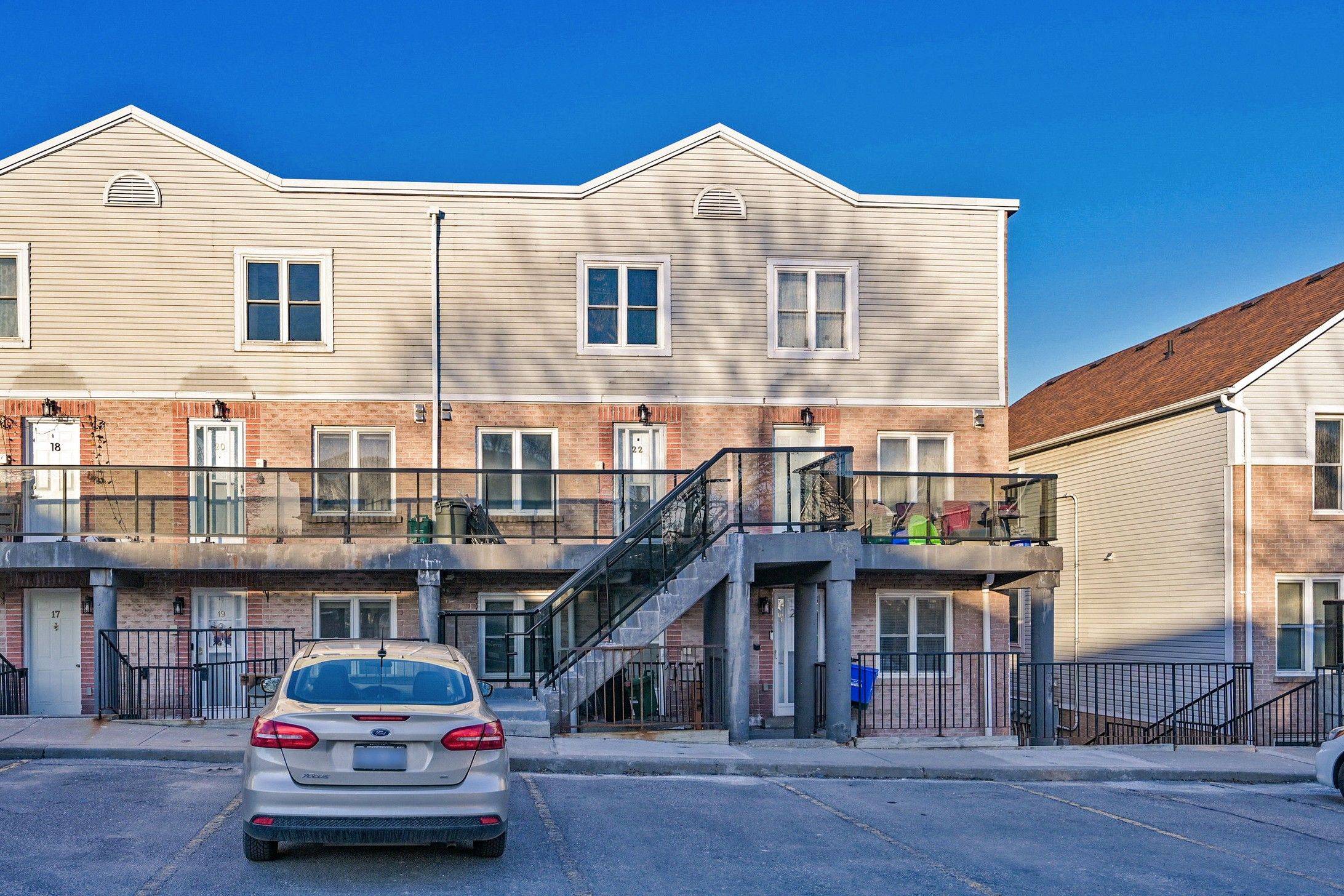 Newmarket, ON L3Y 8J2,115 Main ST S #22
