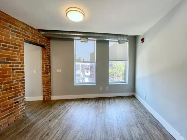 Toronto W02, ON M6P 1Y8,2870 Dundas ST #209