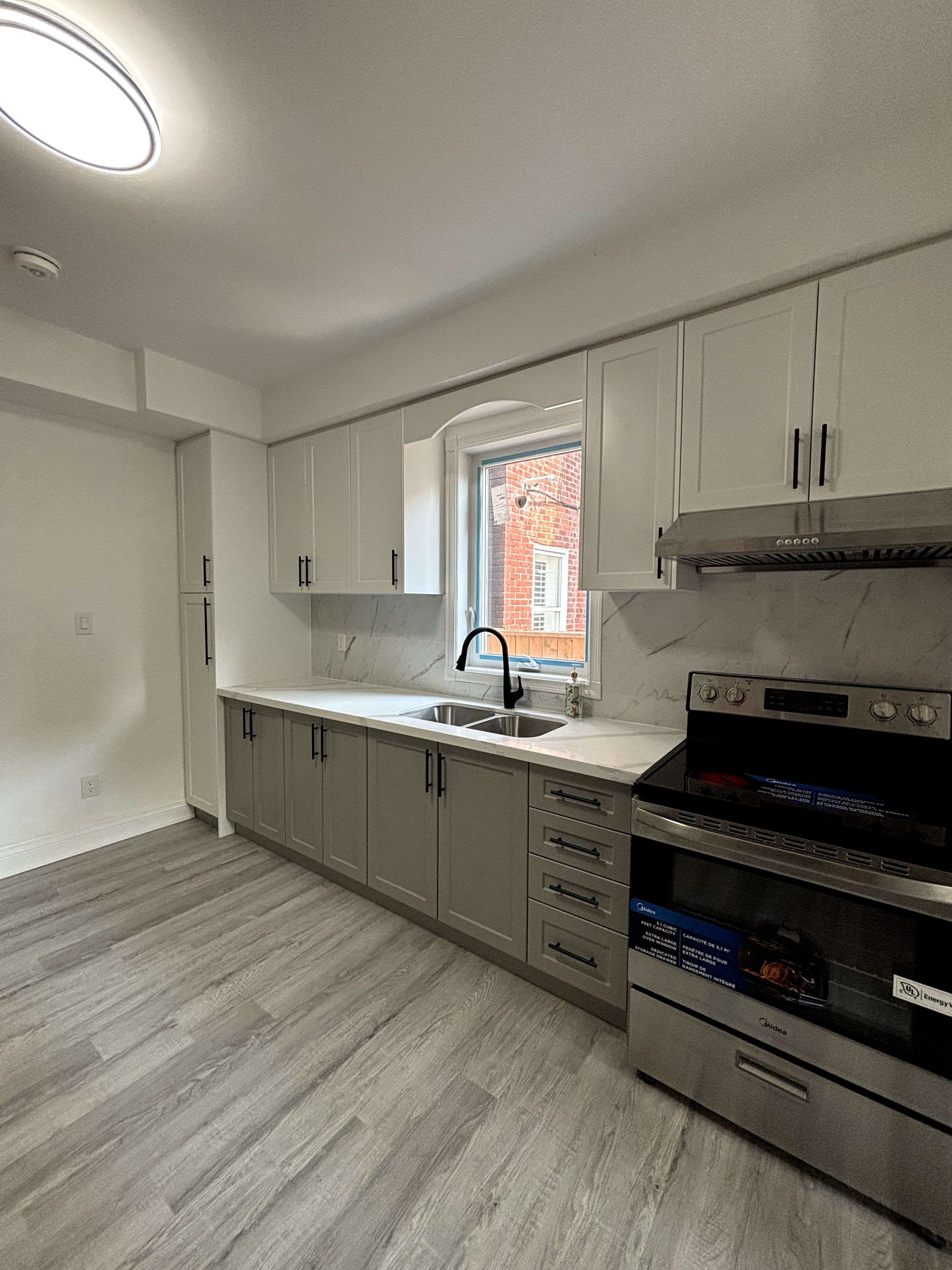Toronto C01, ON M6G 2Y6,262 clinton ST #202