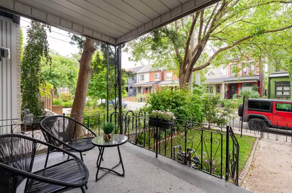 Toronto C01, ON M6J 2T7,136 Montrose AVE