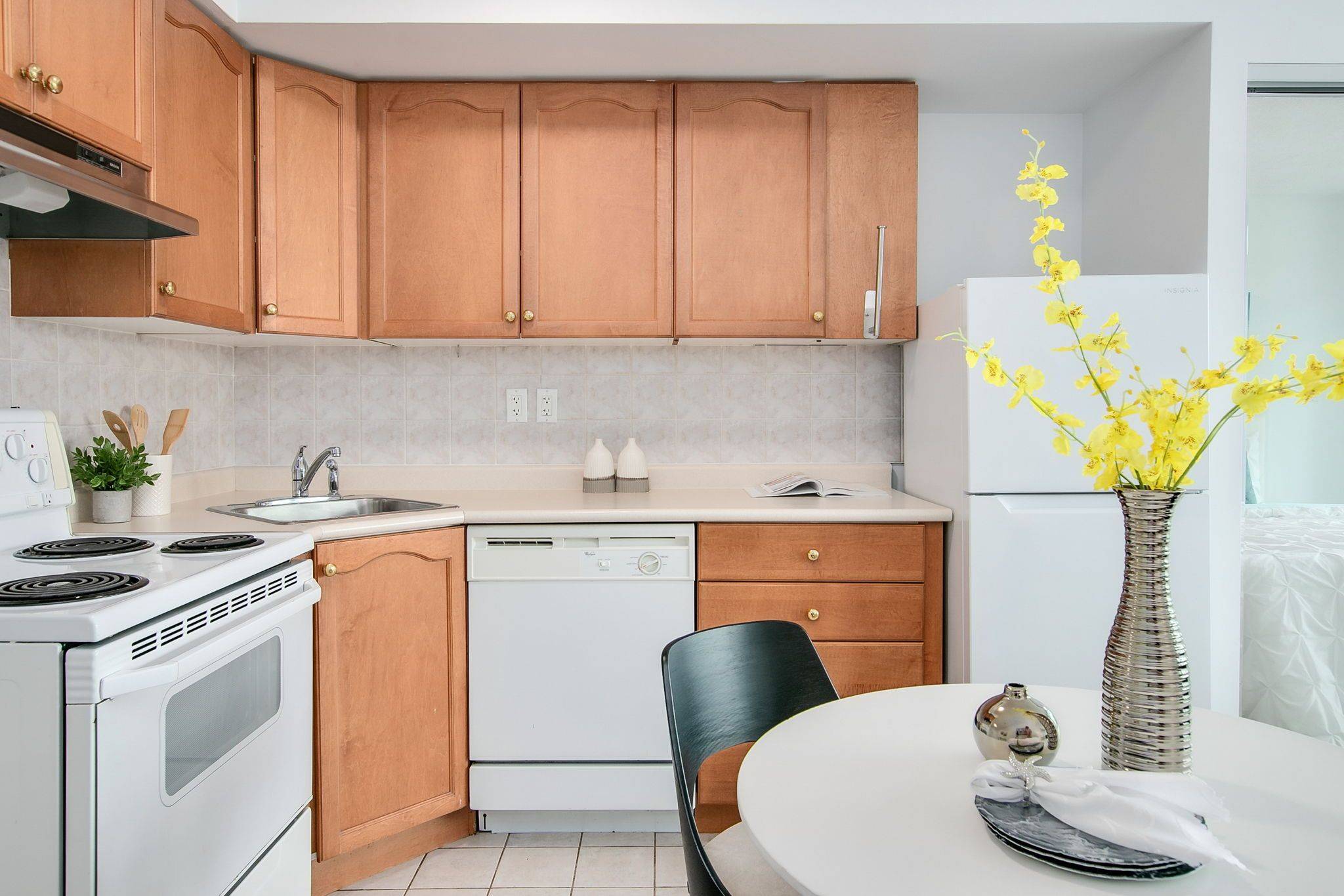 Toronto C01, ON M5V 3N2,650 Queens Quay W #1206