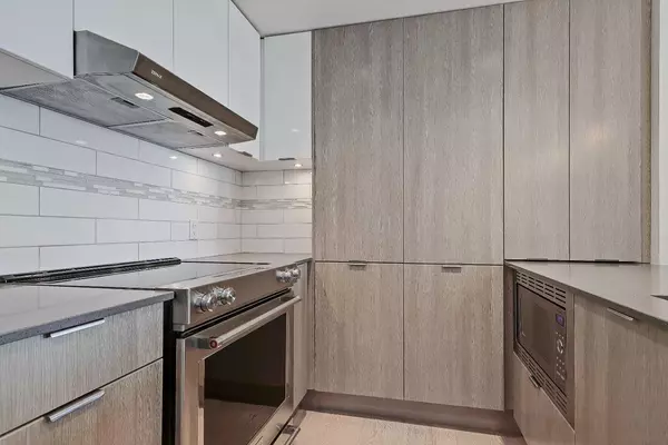 Calgary, AB T2P 1J3,930 6 AVE SW #3206