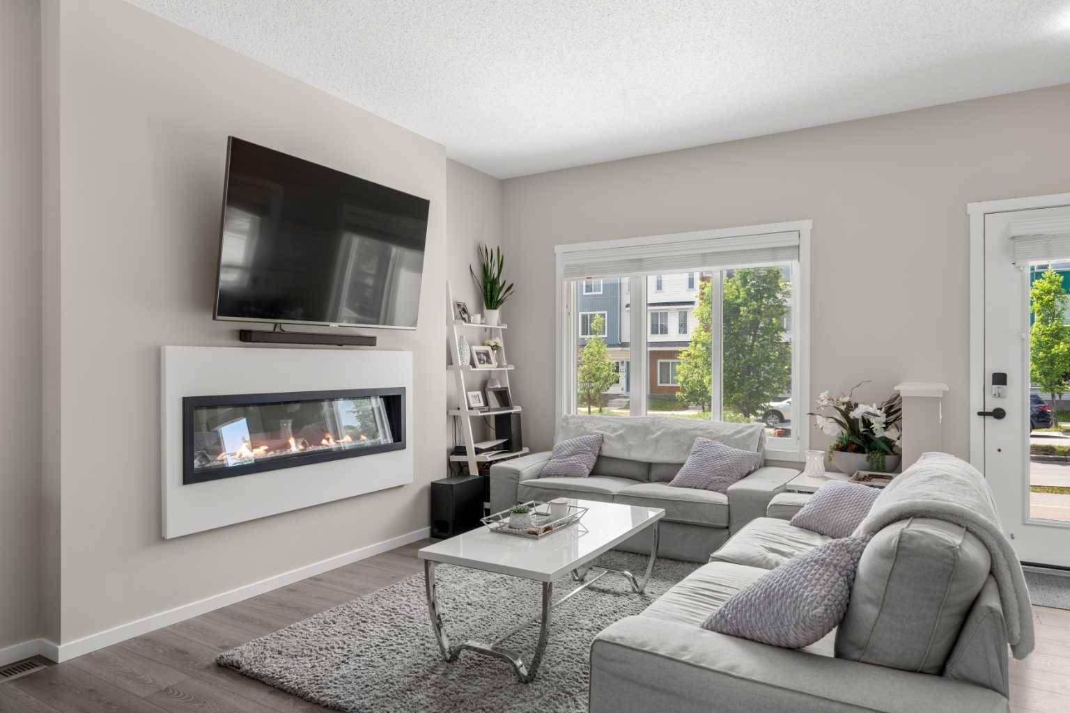 Calgary, AB t3p1h7,132 Lucas BLVD Northwest