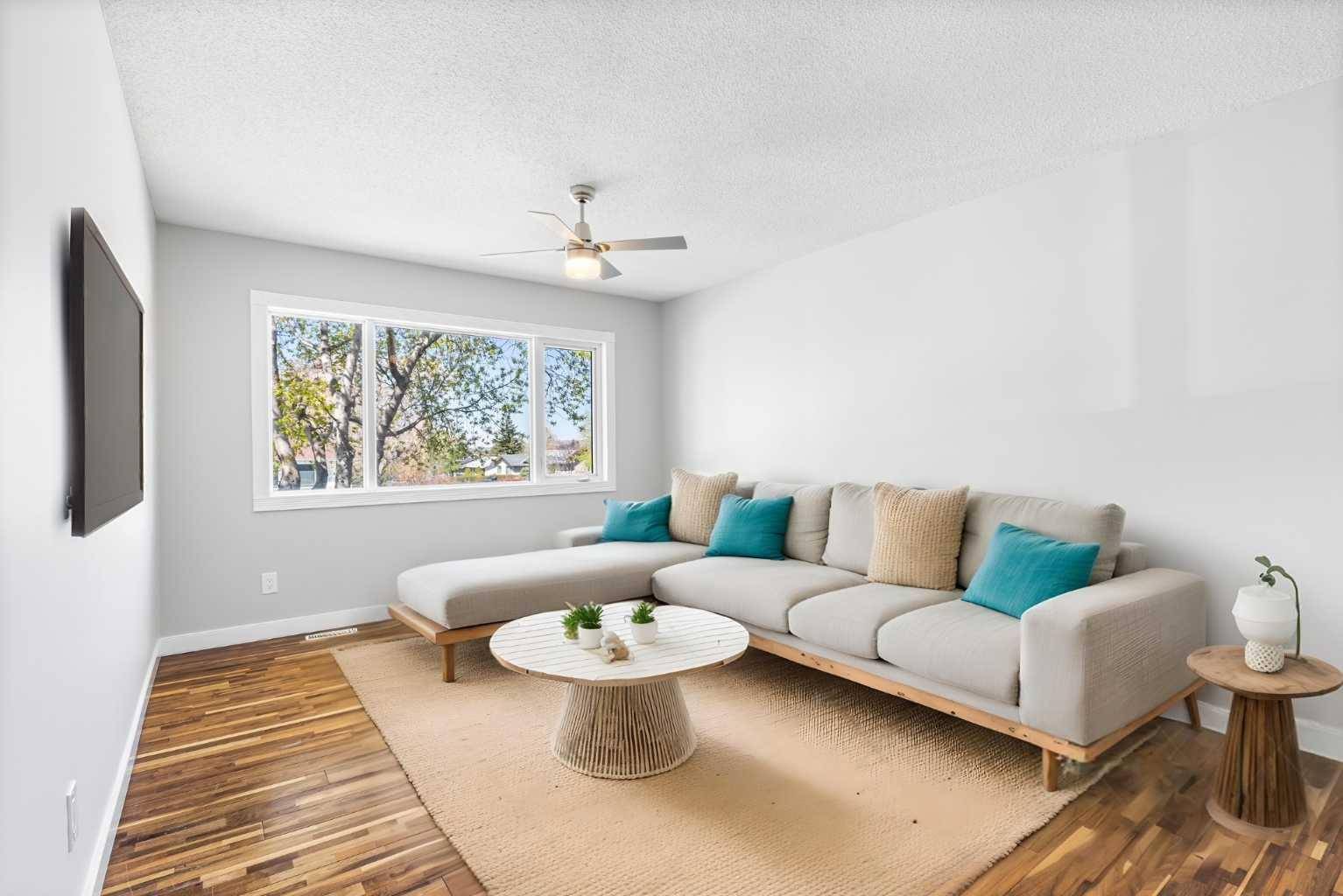Calgary, AB T2E 6H1,216 Van Horne CRES NE