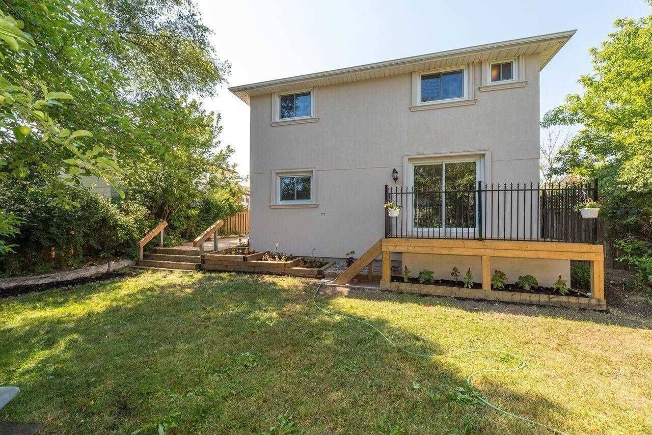 Mississauga, ON L5C 1N2,1116 Pomona CT