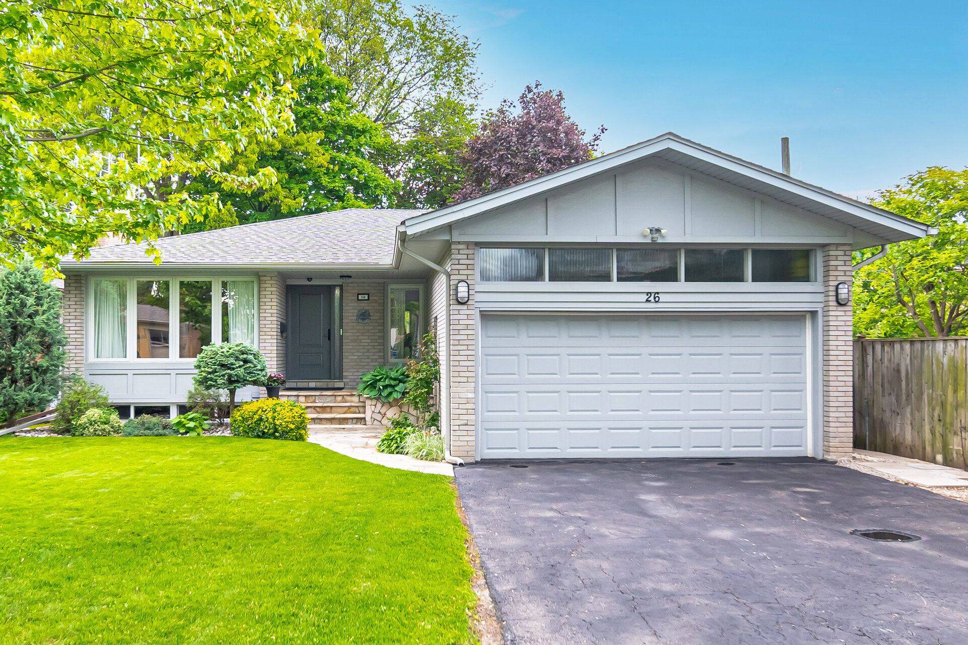 Toronto W08, ON M9B 2H3,26 Alanmeade CRES