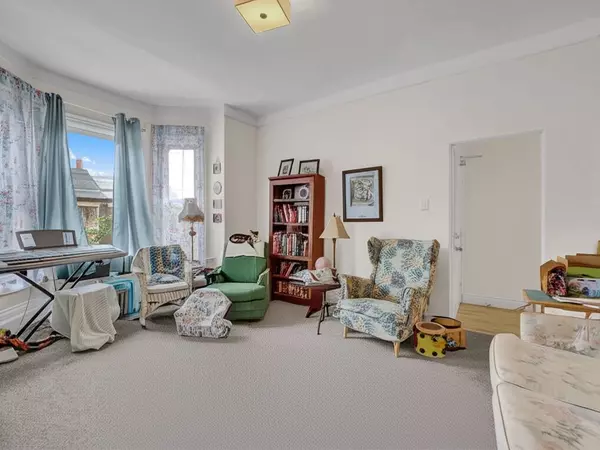 Hamilton, ON L8L 4W1,214 Mary ST