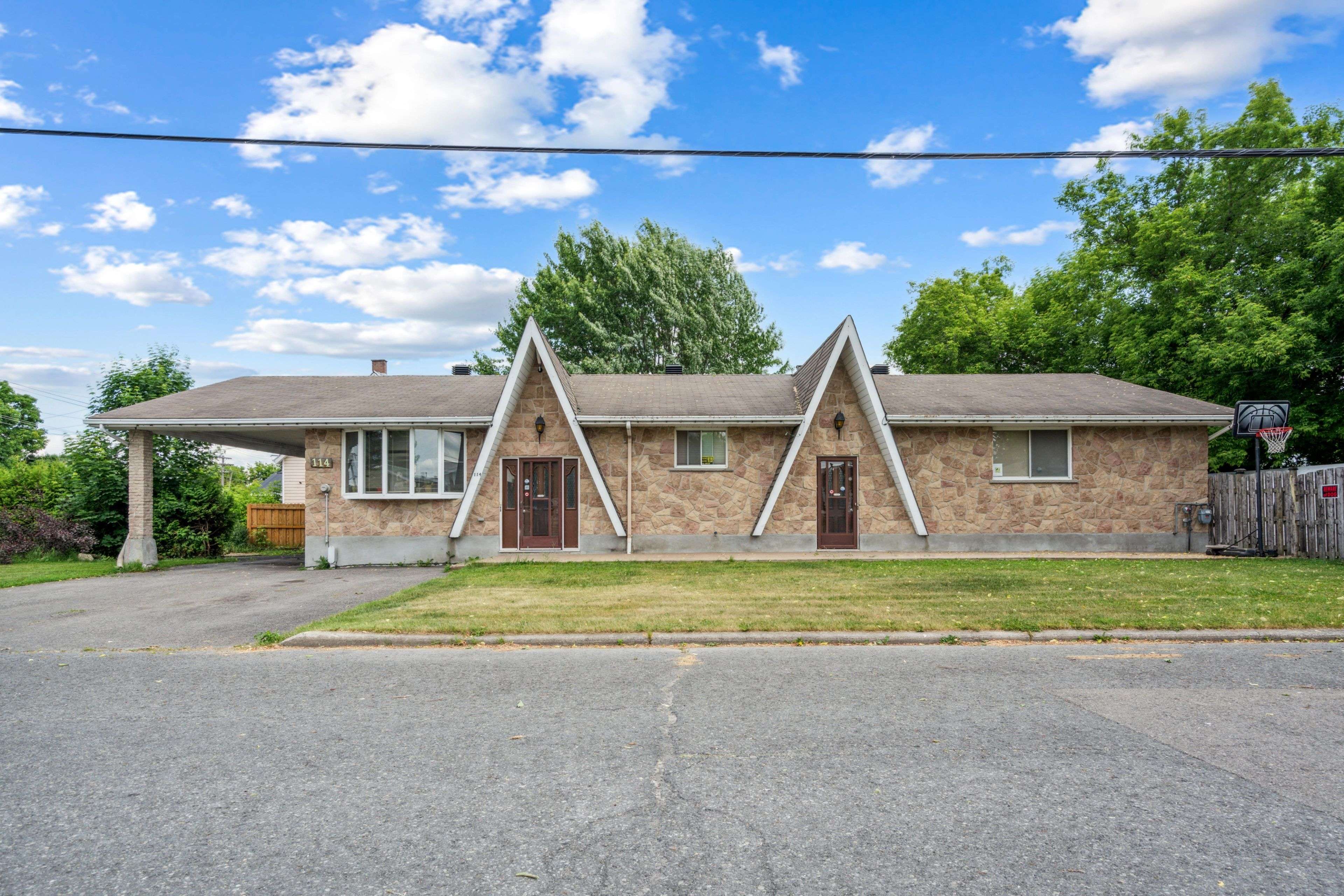 North Glengarry, ON K0C 1A0,114 St George ST W