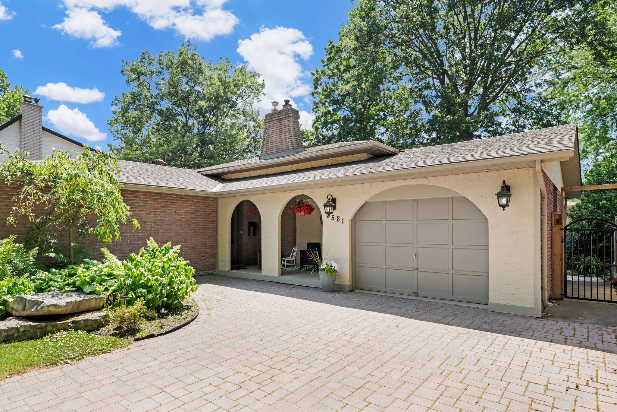 Niagara Falls, ON L2J 2B9,2581 Lepp AVE