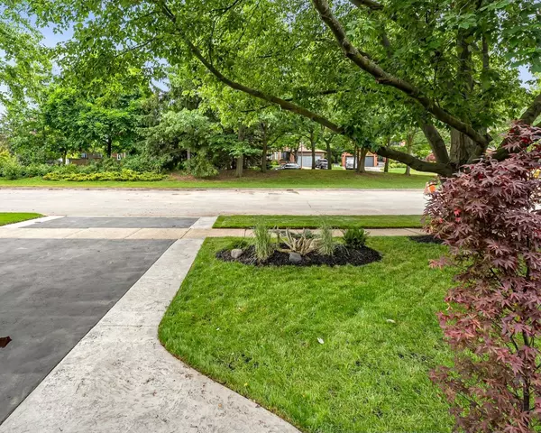 Oakville, ON L6M 1B5,1229 Priory CT