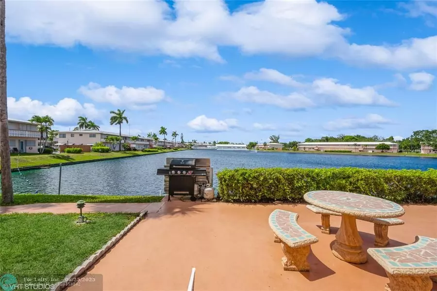 1050 SW 11th St #4, Hallandale Beach, FL 33009