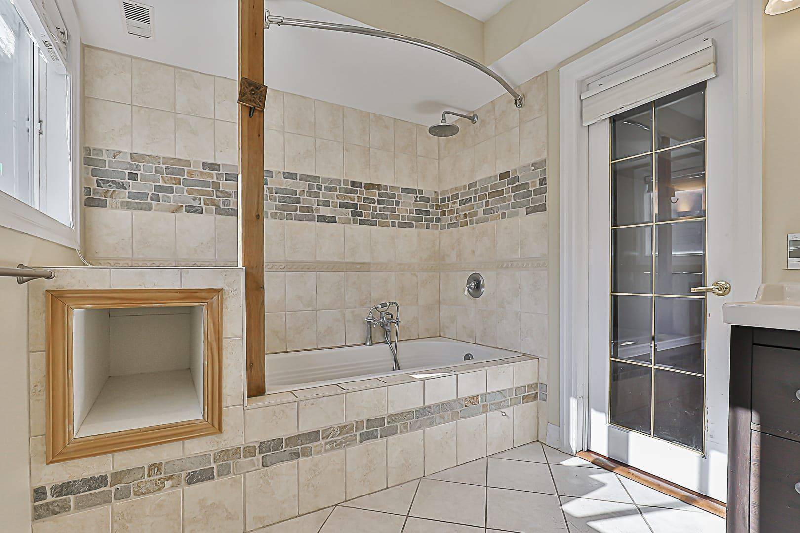 Richmond Hill, ON L4C 3V8,48 Bridgeport ST #Lower
