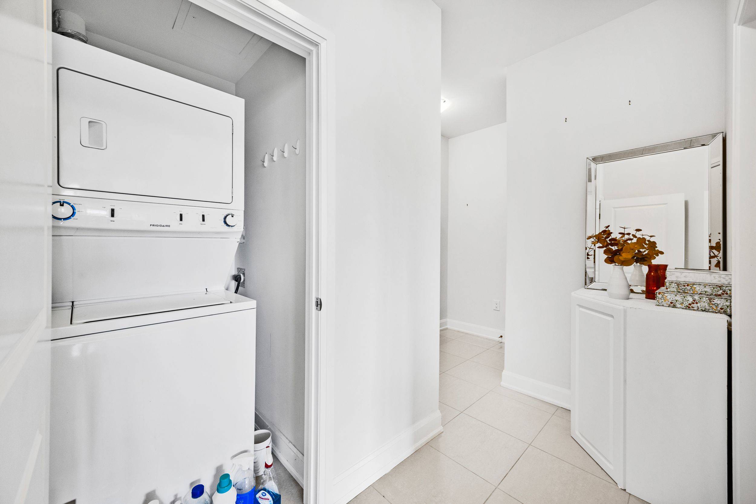 Oakville, ON L6H 7K3,275 Roxton RD #201