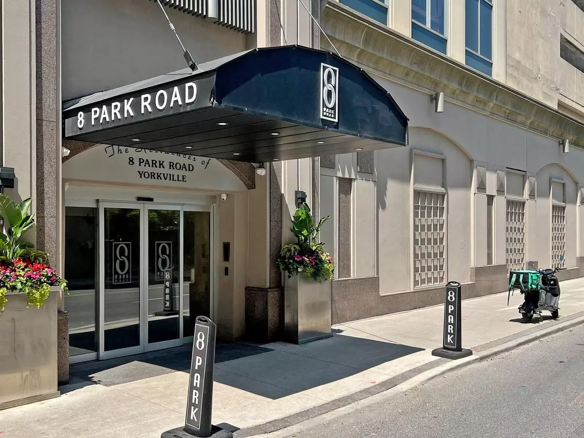 Toronto C09, ON M4W 3S5,8 Park RD #PH3703
