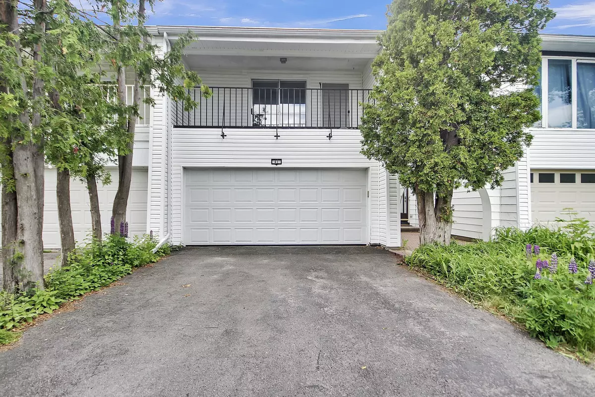 South Of Baseline To Knoxdale, ON K2H 5S2,41 Grady CRES
