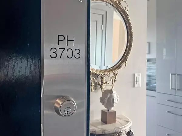 Toronto C09, ON M4W 3S5,8 Park RD #PH3703