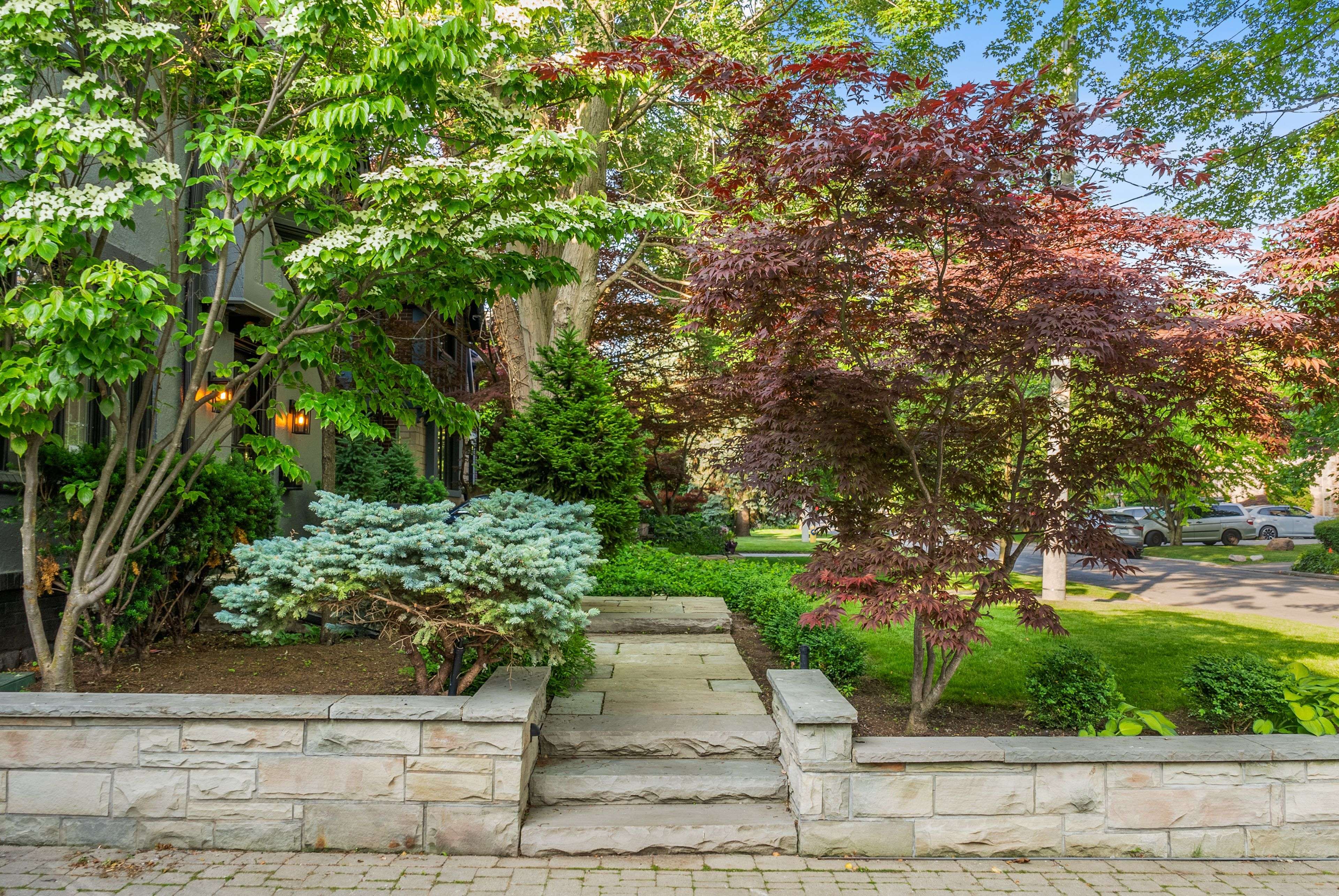 Toronto C03, ON M5P 1W5,16 Elderwood DR