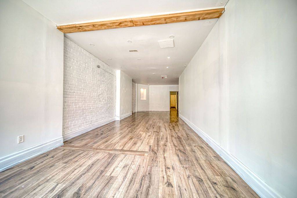Toronto W01, ON M6R 1A8,1606 Queen ST W