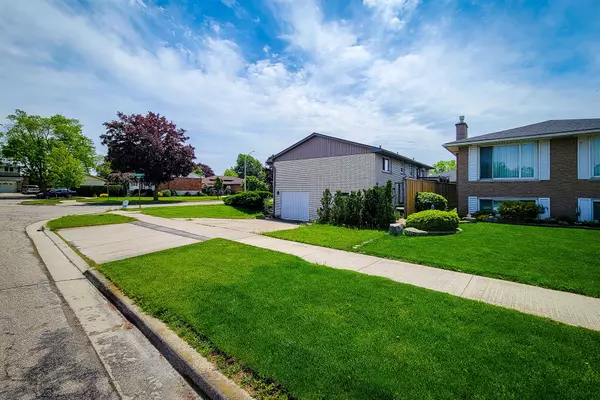 Hamilton, ON L8E 2V1,8 Basswood CT