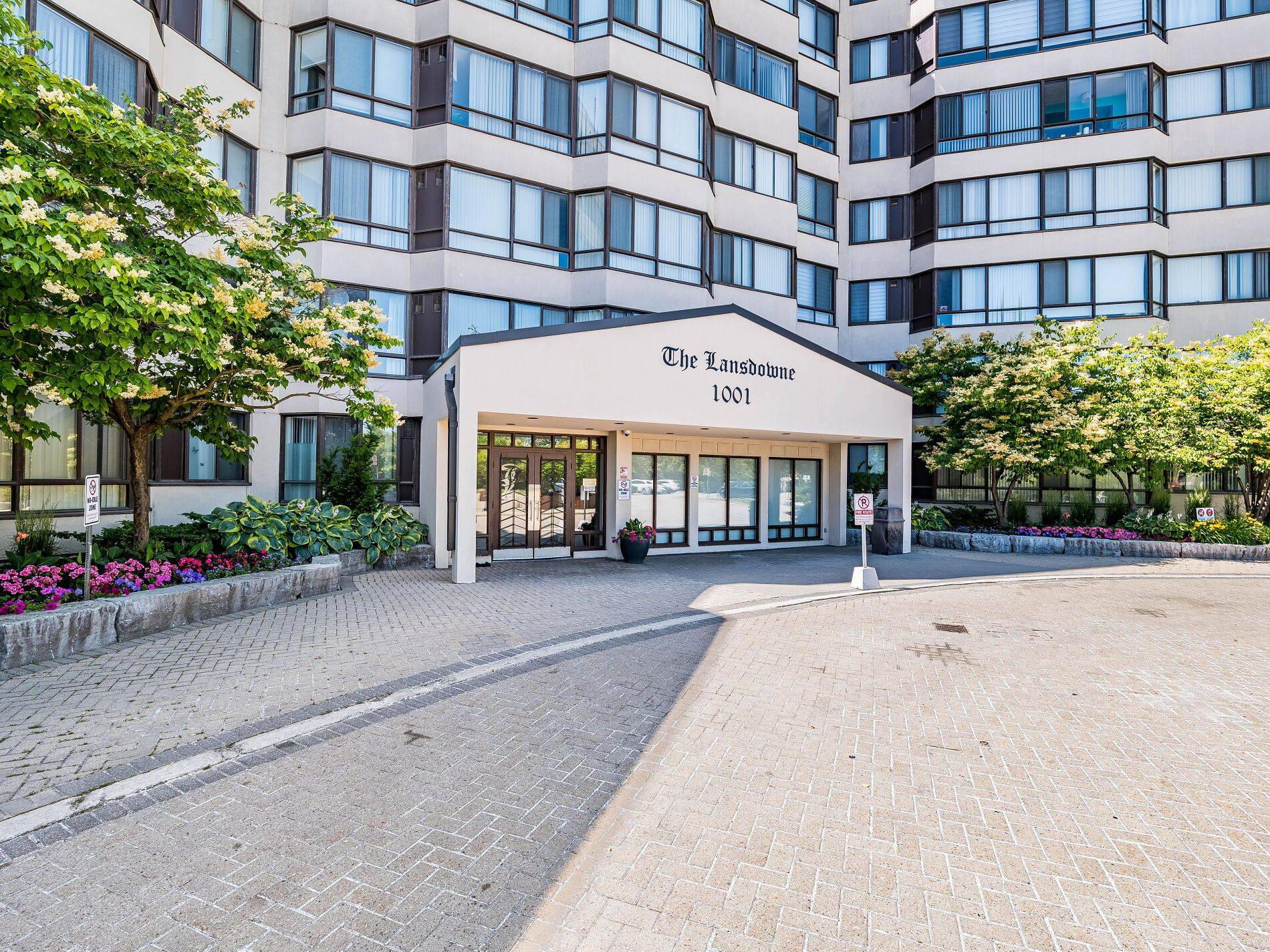 Mississauga, ON L5C 4R2,1001 Cedarglen Gate #423