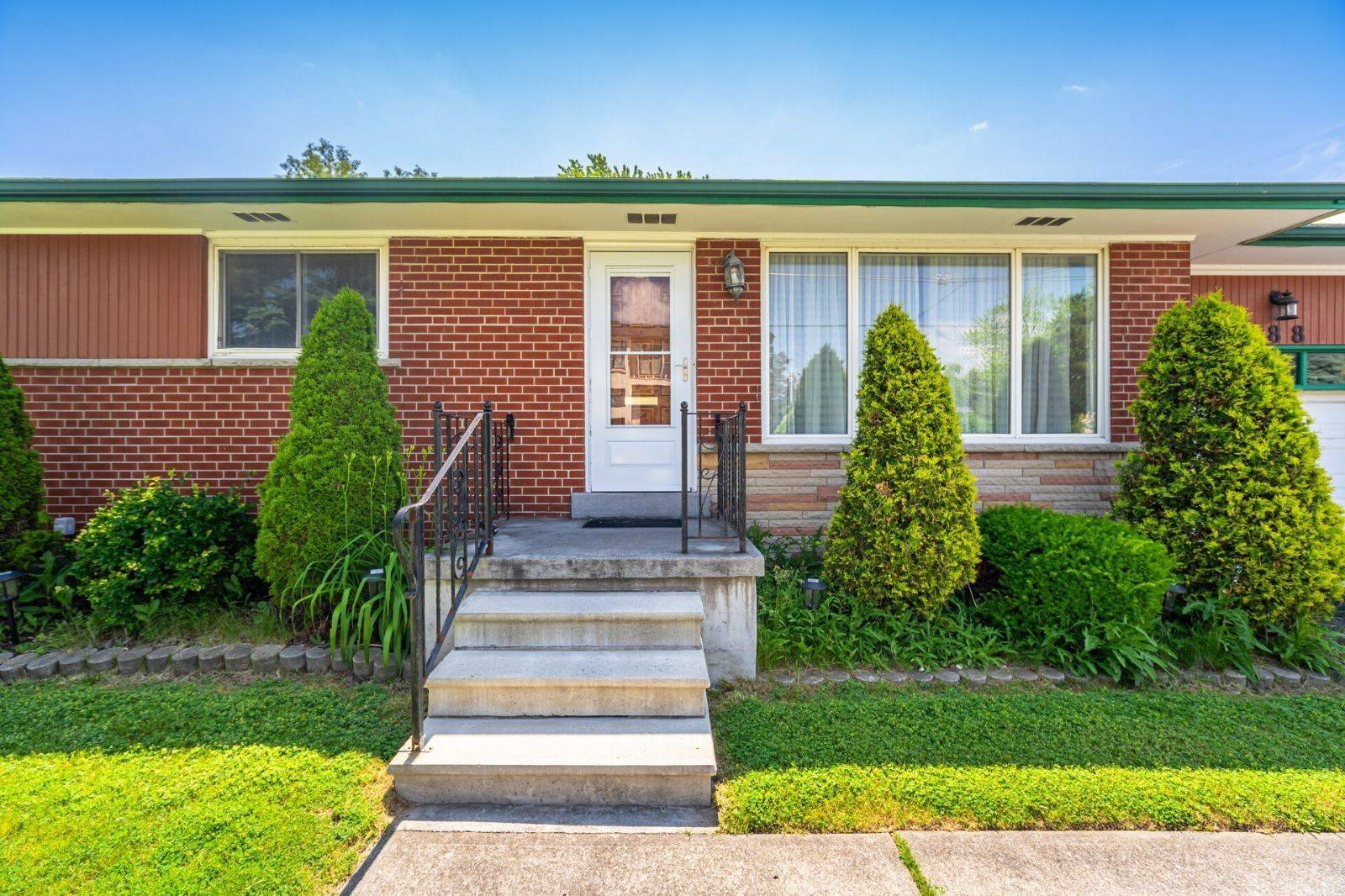 Mississauga, ON L5A 2C3,588 Hyacinthe BLVD