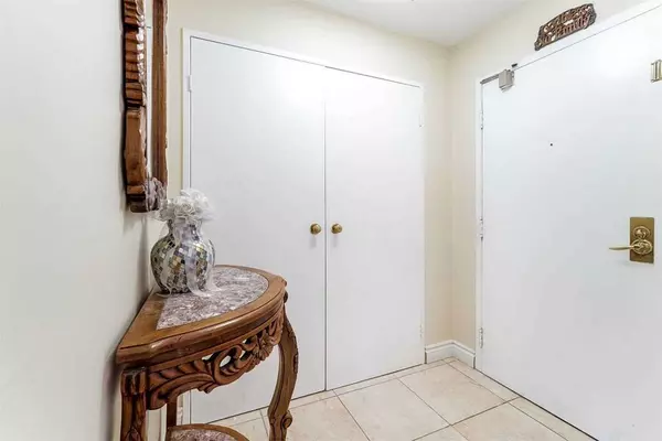 Mississauga, ON L5A 4B8,3700 Kaneff CRES N #202
