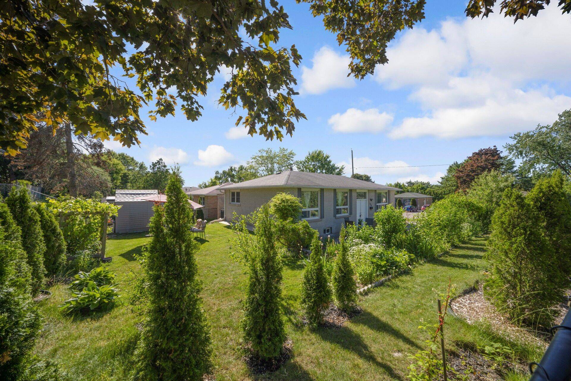 Newmarket, ON L3Y 3B3,770 Greenfield CRES
