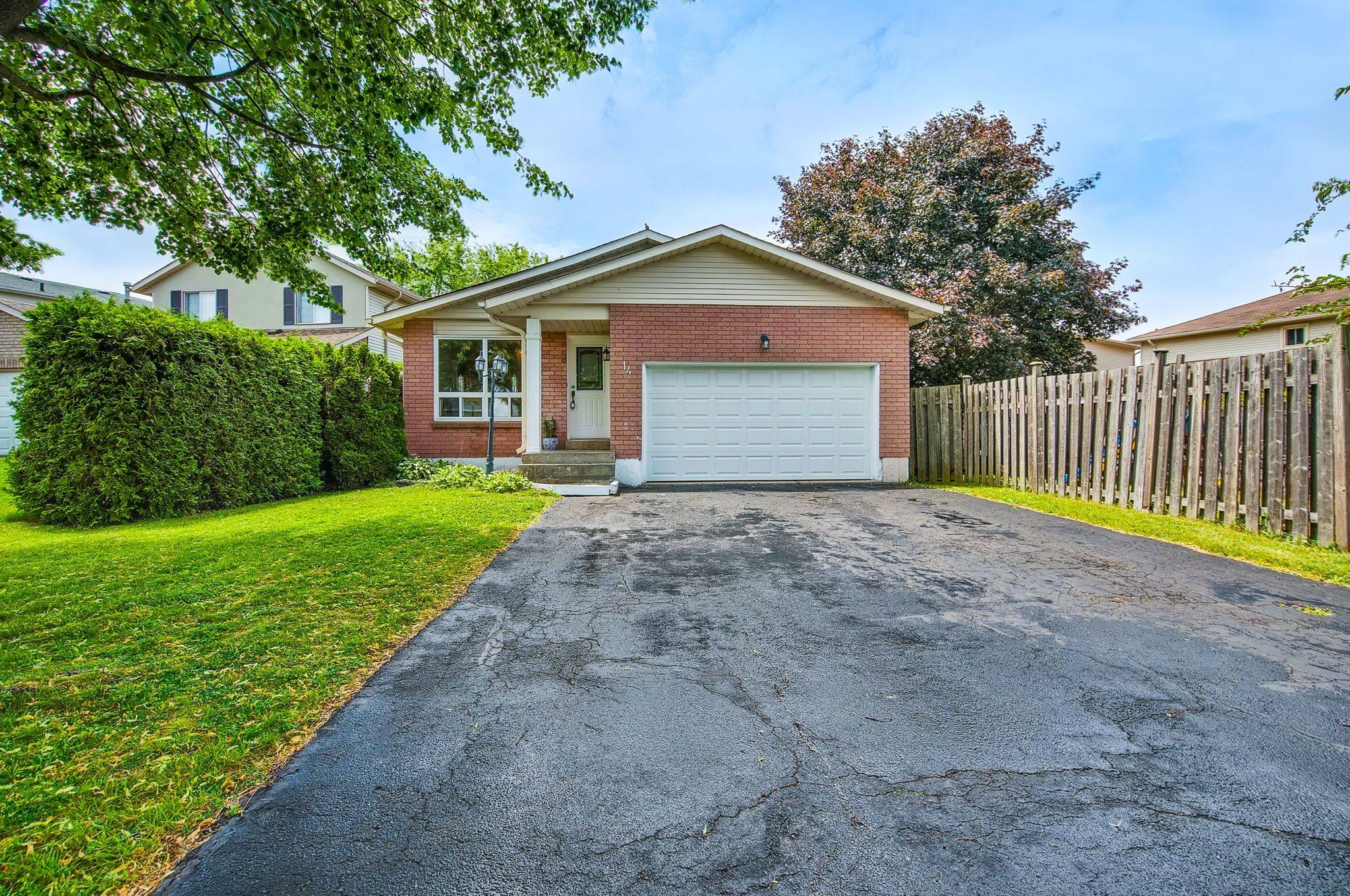 Hamilton, ON L8W 3S6,14 Ashridge PL