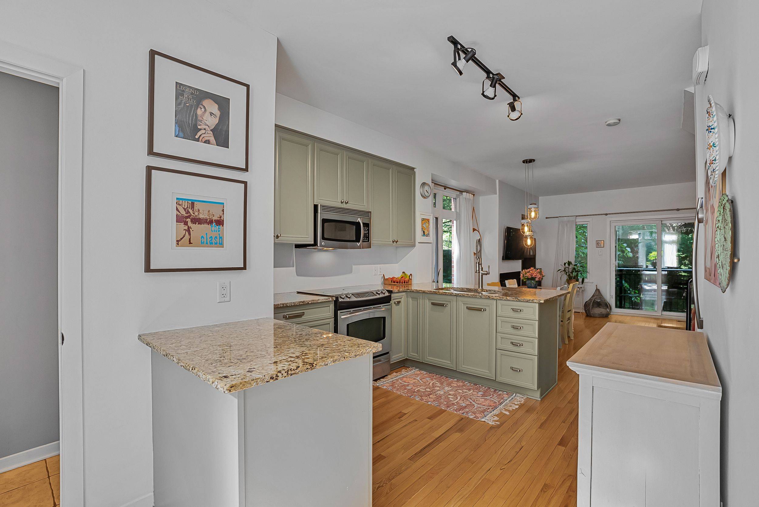 Manor Park - Cardinal Glen And Area, ON K1K 0S9,797 Montreal RD #14