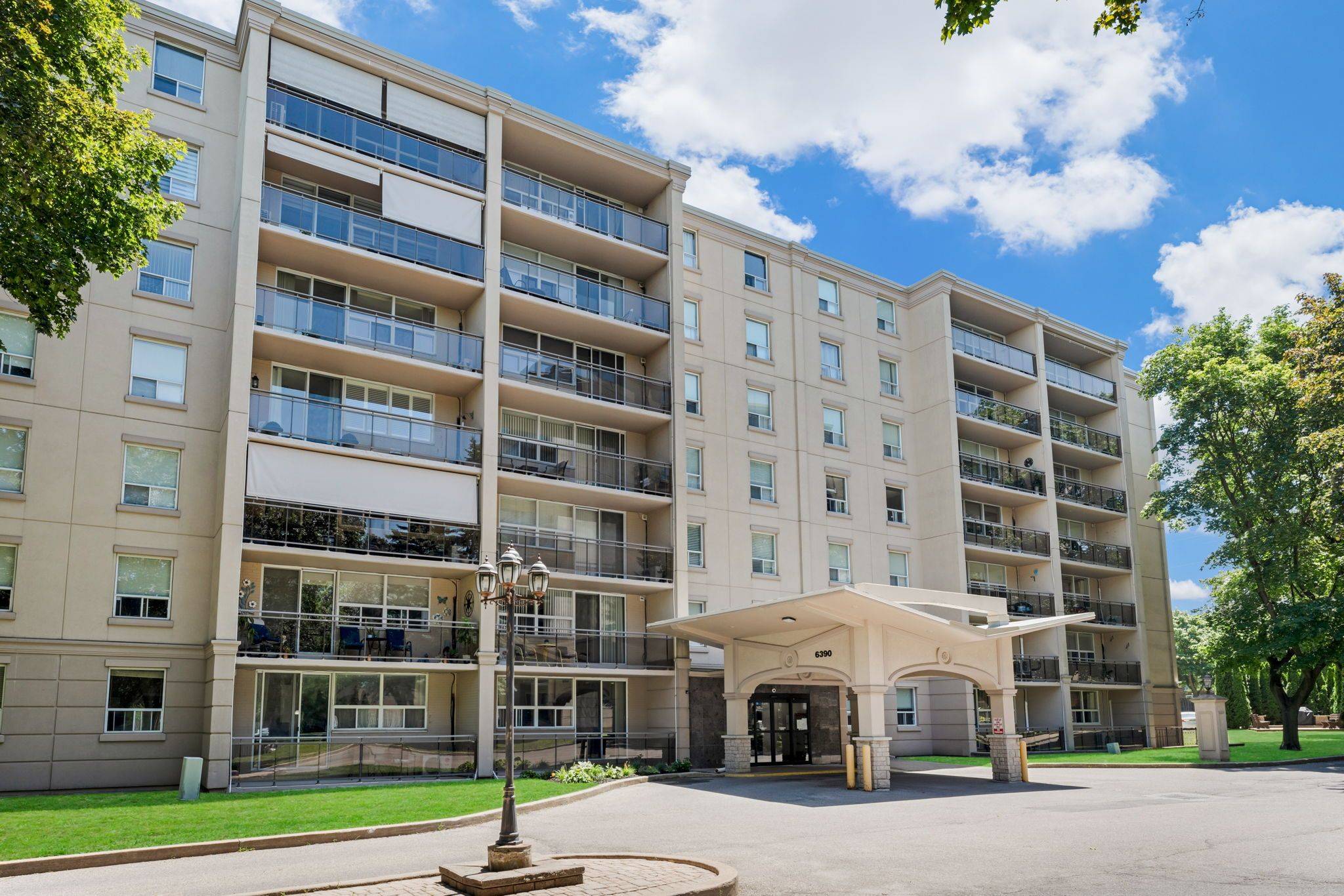Niagara Falls, ON L2H 1H1,6390 Huggins ST #502
