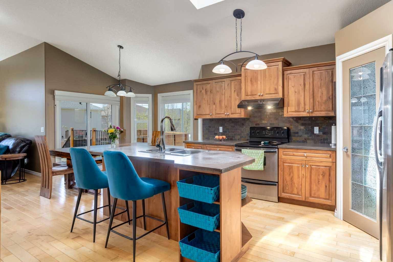 Calgary, AB T3G 5V8,19 Rockmont CT Northwest