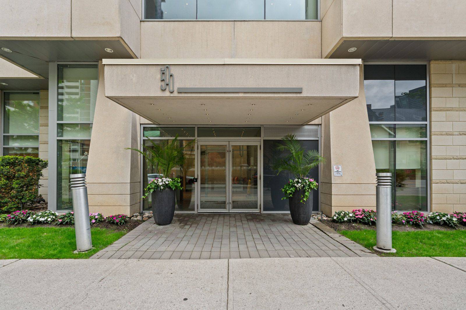 Toronto C08, ON M4X 1L1,500 Sherbourne ST #3207
