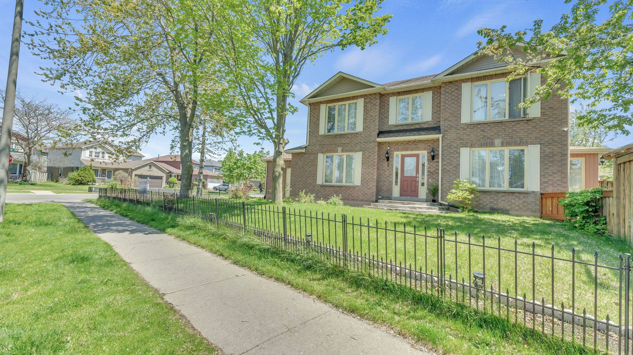 Clarington, ON L1E 1Y5,1 Beechnut CRES