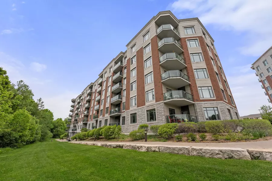 420 William Graham DR #221, Aurora, ON L4G 1X4